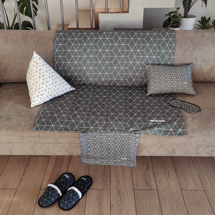 20% OFF -COMBO FIACOSO NUEVO! MANTA CON SOBRE + ALMOHADON + ALMOHADA + ANTIFAZ - GEOMETRICO GRIS